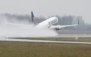 Ryanair perkelia skrydžius iš Kauno į Vilnių