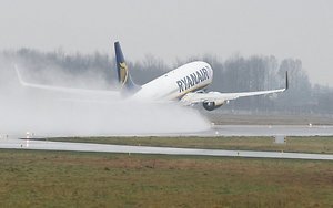 ryanair skrydziai i kipra ir malta